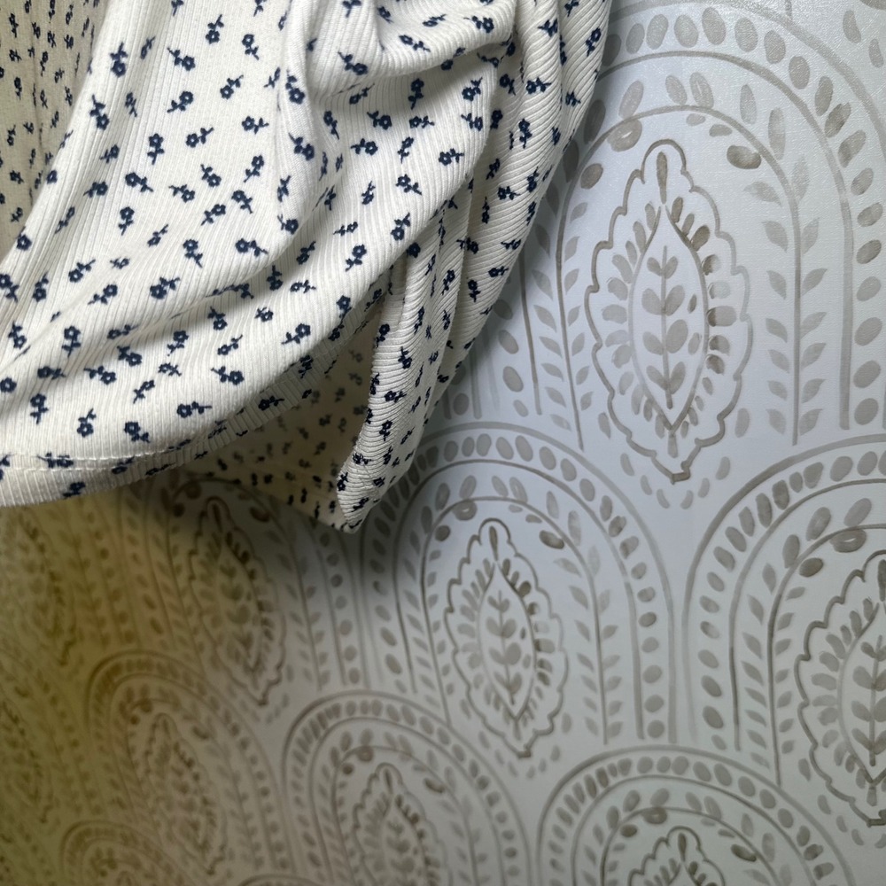 Orange Kiss XL Cream‎ Ditsy Floral Ribbed Side Ruched Short Sleeve Top - Picture 5 of 9